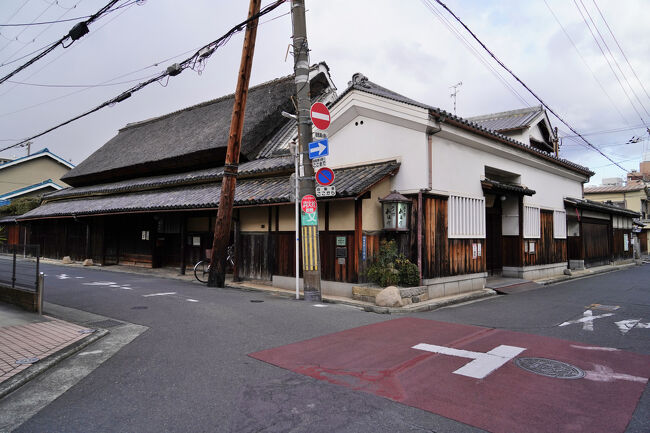 東本町の町並みの中で最も目を惹きつけられる、『與兵衛桃林堂』という和菓子屋さんのお店に差し掛かりました。
