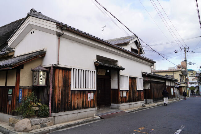 『與兵衛桃林堂』さんは、大正14年（1925年）にこの地で創業した「桃林堂」の経営権を、同じ創業家が経営する別会社に譲渡する形で経営を分離した後、平成18年に従来の屋号の前に創業者の名前を冠した『與兵衛桃林堂』の店名で、改めて営業を始められたんだそうです。