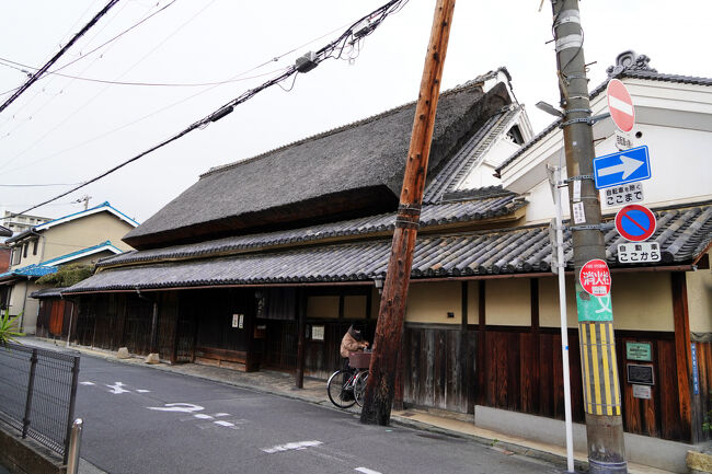 元々江戸時代に河内木綿で財を成した木綿問屋の建物だったものを、大正時代に買い取って「桃林堂」を創業したんだそうです。