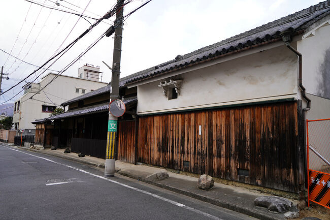 主屋と土蔵が繋がった町家です。