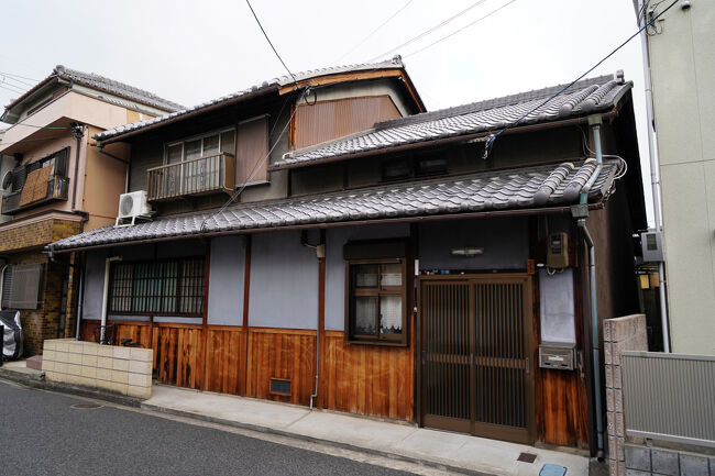 厨子2階部分に小さな窓を開けた町家です。