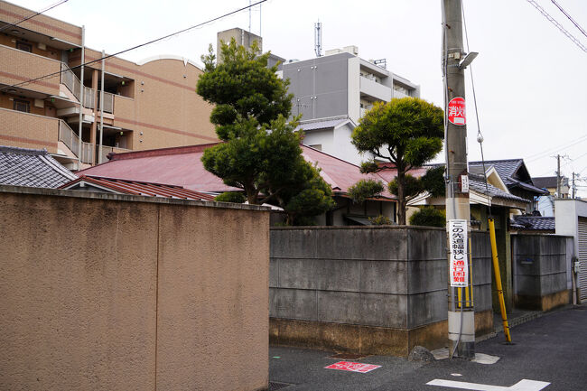 塀越しに趣のある屋根が見えてきました。