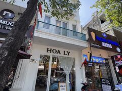 また歩いて雑貨屋へ。
欲しかったビアホイグラスを入手。
日本人客でいっぱいで店内すれ違えないほどの人気店。