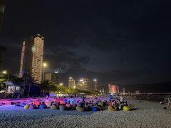 夜のミーケビーチへ。
