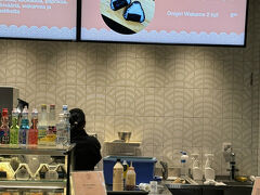 ヘルシンキ中央駅にできたおにぎりやさん。

食べたいけれど鮭のおにぎりが2個で
8.90ユーロ×\166＝￥1477

手が出せません。
ホテルに戻って日本から持参したものを食べることにします。

今夜は眠れるかしら？