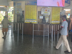 ゴール着。フォートより小奇麗な印象。人はそれなりに多く、WhatAppで連絡を取りながら友人と合流しました。改札はここだけです。