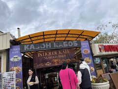 イスラムカリモフ通りの終わりのあたりにあります。席は入り口から階段を降りた下にありました。
しかし入ったはいいけど、誰が店員か分からず…片付けし始めたお兄さんがいたので声をかけました。チャイハナと中の普通の席があったけど、店員さんを呼び止めやすそうな中の入り口付近の席につきました。
しかし、そんなに忙しいの！？！？ってくらい忙しそうにしてる人ばかりで、なかなかメニューすらももらえず…。横を通り過ぎた店員に声かけるも全然持ってこない！
またしばらく待って別の人に声かけた時にちょうど横を通った青年が「オーダー？」と気づいてくれてメニュー持ってきてくれました。