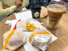 日本の丼料理屋さんはただの冷やかしで、結局私たちはマックに落ち着きました。　

海外の飲食の物価の高さにビックリ!　フツーのチーズバーガーx2、ポテトのS、カフェラテ、カプチーノで1800円超!