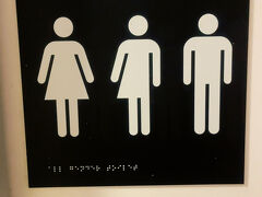 クライストチャーチ空港に到着後に入ったトイレ、今の時代を反映した、All genderトイレになってました。　個室がズラっと並んでますが、男性用/女性用と分かれてるわけじゃないので、入ろうと思って並んでいたトイレから男性が出てくる…みたいな日本ではあんまりない状況が繰り広げられていました。　ニュージーランドの空港の国内線のターミナルはこういうのが多かったような気もします。