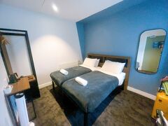 予約したTwin Room Ensuite。　大人2人で泊まるとなるとめっちゃ、せまーい!　でも、しょうがない…。　コロナ禍以降、フライトだけじゃなくて、観光地のホテル宿泊費も爆上がりしたんですよね…。　去年の6月に取りあえず予約して、その後同じ部屋が安くなったり、もっと良さげなホテルが出て来たら予約撮り直ししようと思ったりもしたんですが、ロケーション的な事を考えても他のホテルにしよう!と思うのが出て来なかったです…