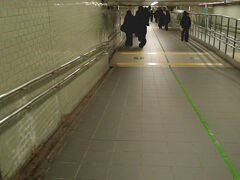 本町駅です。
緑色のラインに沿って、中央線へと向かいます。
前回とは異なる通路ですがたどり着く先は本町駅中央線ホーム。無事に夢洲行きの電車に乗ることが出来ました。