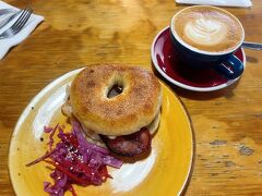 ベーグルサンドとホットのカフェラテをオーダー。　付け合わせにビーツのピクルス。　

昨日のランチに、Coffee Lovers Cafeで食べたサンドの方が美味しかったですが、このお店のはベーグル自体が私の好きなタイプのもちもち生地でした。