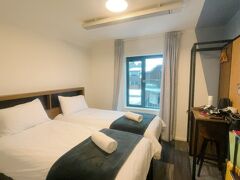 部屋の狭さは、クライストチャーチで泊まった部屋と大して変わらない感じでしたね…。　でも、ベッドの快適さはサイコーでした!　天井に見えるのが、パワフル過ぎる暖房(熱波が出てた)です。