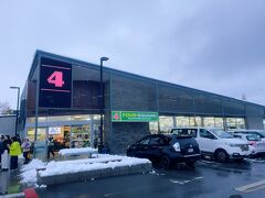 フルーツやお水を買いたくて、スーパーへ。　こんな観光地にあるので、もっと小さな商店みたいな感じかと思ってたのですが、思いの外大型スーパーでした。　