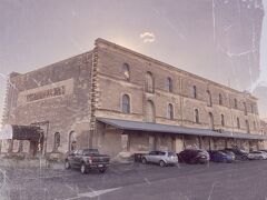 この建物自体が結構古く、色褪せた看板で"Whisky"と書いてあるのが見えました。　かつてウィスキーの会社だったり、醸造所だったりした場所なのかな?と思ったのですが、現役で営業してるウィスキー会社だったらしい。

それ以外に、建物の一部にHousekeepers Designというアンティーク雑貨屋さんが入ってました。