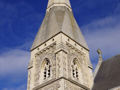 この教会の内部は見学できるのかな?と扉を開けてみようとしたんですが、施錠されていました。　見学が可能な曜日・時間帯ではあったんですが、「教会を案内するボランティアガイドがいる場合のみ」とも書いてあったので、事前に予約とかしておかないといけなかったのかもしれませんね。