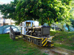 壷川駅の近場でもう一つは、壺川東公園。住宅地の中にある小さな都市公園ですが、見どころは大正3年に敷設され昭和20年ごろまで那覇駅と壷川駅の間を走っていた軽便鉄道の機関車。かなりボロボロですけど、沖縄にもかつて鉄道があったというのは初めて知りました。