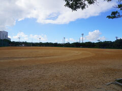 レンタカーで出発。久高島に渡る安座真港フェリーターミナルを目指します。
その前に、これは漫湖公園。漫湖に面した公園ですが、かなりの規模があって、多目的広場Ａ、Ｂとかテニスコートとかあります。
ただ、観光客がのんびり過ごせるような雰囲気ではありませんね。周辺の交通量もとても多くて、車で訪ねても落ち着きませんでした。