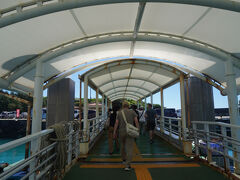 久高島の玄関口、徳仁港に到着。防波堤で守られた小さな港です。周囲には何もなくて、ターミナルに相当する徳仁港船待合所まではだらだらと長い坂を上って行く必要があります。
なお、船を降りてすぐの空き地にレンタサイクルとかのお店がありまして。近いので手っ取り早くここを利用する人もいましたが、けっこういい値段だったような気がします。