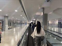 1:16上海浦東空港第2ターミナルに到着、1:30　84番ゲートにスポットイン