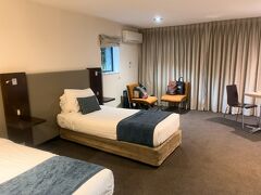 クイーンズタウンのホテルは、どこもLake viewとCity viewでかなり宿泊料金が違います。　どうせ昼間は観光に出かけてて部屋にいないし、部屋からLake viewを楽しむことはナイだろうな…と思い、敢えて安い方のCity viewをチョイス。　

Booking.com経由で1番早く(飛行機をおさえた直後)手配し、3連泊で$457.39 (\40,619)でした。　建物自体は結構古いですが、メンテナンスされているのでキレイで快適です。　クライストチャーチやテカポ湖で泊まったHaka Houseと比べたら信じられないくらい広～い!