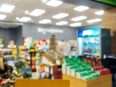 空港内のPaperplusというお土産屋さんで、クイーンズタウン市内を走る公共交通機関に使えるSUICAのようなチャージカード(Bee card)を買う事が出来るので$5で購入し、$10チャージします。　

クイーンズタウンの路線バスは、このカードで支払うだけで運賃が半額になるんです!　しかも、1枚のカードで複数人使う事が出来るので、母もこのカードで乗れます。　クライストチャーチのmetroバスではそれが出来ず、1人1枚のカードが必要だったようなので、敢えてカードを作らず、現金で払いました。