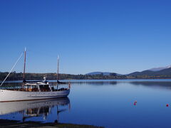 クイーンズタウン市内からバスで約2時間。　テ・アナウ湖に到着。　ここから参加する人もいたようです。　

トイレ休憩タイムの間に、テ・アナウ湖畔まで歩いて3分くらいで行けたのでちょっと行ってみました。　晴天で無風の日の朝はこんなに美しい景色を見ることが出来るんですね!

テ・アナウ湖を訪れたのは、1994年に初めてニュージーランドにホームステイに訪れた時以来!　その時の旅行記は↓
https://4travel.jp/travelogue/10662010　(1994年7月)