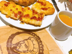 この日の夕食も、またファーグベイカーでパンを購入しました。　今日はホテルに電子レンジあるので、ランチよりも美味しく頂けましたよ♪