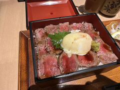 熊本空港・和食　りんどう
あか牛ステーキ重には、温泉卵が載ってきた。焼き加減もミディアムレアで丁度いい加減です。美味そうです。