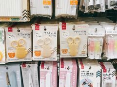 ごはんを食べている間に日本に忘れ物（小はさみ）をしたことに気づき、もしや・・・と思い検索するとやはりPavilion内にダイソーがある！100円均一じゃなくRM5.9（200円）均一くらいなので割高ですが、それでも助かりました。