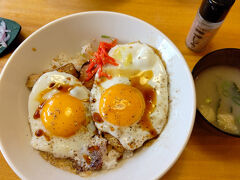 路面電車で大街道まで戻ってきてランチ。
えひめキッチンで今治B級グルメの焼豚玉子飯。
タレが絶妙で美味しかった。松山あげのみそ汁はコクがありますね。880円+じゃこ天ハーフ250円
店内に蛇口から出るみかんジュースがあり、もちろん体験しましたよ。200円