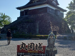 現存天守の丸岡城です。2階にのぼりたかったのですが、勾配が急で無理でした。階段の横に縄があり、それを使って登るようです。