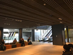 渋谷ヒカリエを出て、渋谷ストリームを経由して桜丘方面へ向かいました。
施設のシンボルカラーであるイエローがところどころに見られます。
