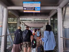 そして、日本を出発してから一日がかりで無事バンコクに到着しました。

ところが…電子申請をしたので簡単に入国できると思いきや、入国審査は大混雑(＠_＠;)事前申請が導入される前と何も変わりません。それどころか、却って時間がかかってしまいました(~_~;)
