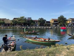 川に浮かぶボート。