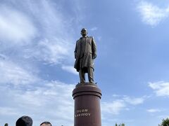 横にあるイスラムカリモフ像も一応見に行ってみました。