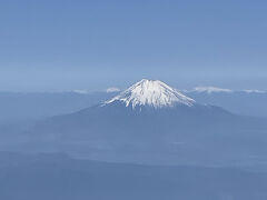 8:35発JAL909で那覇へ向けて出発です

那覇経由にした理由はJTAの機内誌CoralWayが欲しかったからです
石垣島への直行便はJALなのでJTAの機内誌ないんだよねー

富士山が綺麗だねぇ～(*^_^*)