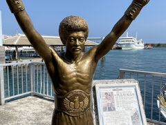 14時過ぎに離島ターミナルへ到着
まずは具志堅さんにご挨拶

石垣島トラベルセンターで黒島へのチケットを購入し、荷物を預けて買い出しに行きます
東運輸の路線バスに乗ると安永観光の割引券を貰えるけど荷物を預かって貰いたいので、いつも石垣島トラベルセンターでチケットを購入しています