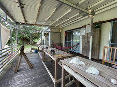 昨日の散歩のときに仲本集落で発見した飲食店へ行ってみます

「こもれび」
ここは宿もやっているとのことです（たぶん1組限定）
仲本集落には飲食店がなかったので助かるなぁ(^_^)

新しいところなので位置情報がないから一番近い「みやよし荘」に設定
みやよし荘の1本奥にあります