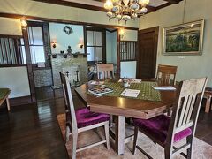 100年前の暖炉を備えた洋室。
八角形のテーブルが洒落ている。