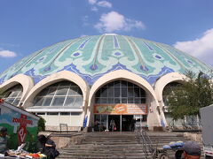 駅に着いたら、とりあえず進行方向の頭側の出口から出てみました。そしたらもうすぐバザールの敷地が始まってて、服系のお店がギュウギュウに広がってました。全然どこに向かえばいいか分からなかったので、とりあえず開けた場所に移動。周りを見渡して、あのドームがチラリと見えたので、戻ってそっちに向かいました。とりあえずそっちの方角に行けそうな階段を見つけたので登ってみると、ナッツやスパイス、野菜などが並んでるエリアに出ました。そこを通り抜けると、やっとドームが！