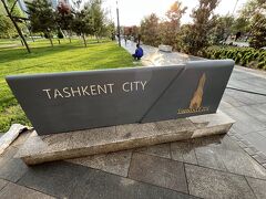 まだ時間があったからコーヒーでも飲もうかと思ったけど、胃とオーダーする気力的に少し弱気になって諦めたので、隣にあるシティパークに行きました。本当はこの近くにあるオシャレカフェに行こうと思ってたけど、食事がメインぽくて、でもお腹は空いてないから夕飯は無しにしようと思ってたので行かずに終わりました。
公園にコーヒースタンドとか無いかな？と思ったけど、どちらかというとフードトラックに近い食事系がポツポツあった感じです。