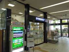 佐世保駅のコンコースに観光案内所があります。こちらでバス乗り場、路線などを教えてもらいました。