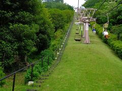 リフトに乗って小室山の山頂を目指します。

このリフト、背もたれも申し訳程度なので後ろを振り向くには意外と勇気がいります（苦笑）