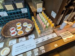 
チェックインまでまだ時間があるので、ホテルに荷物だけ預かってもらい身軽におでかけスタート。

まずはコロナ前に購入したことがある【Ki媽手工皂】のリップを買いにホテル近くの【天和鮮物】へ

1個65元でしたが、2個買うと85折(15%OFF)だったので、55元(約275円)で購入することができました◎

母も欲しいとのことで8本も購入(^^)笑
