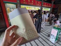 
正式なお参りの仕方はわからないけど、気持ちをこめてお参りしました。

たくさんの種類のお守りがあるので、母1つ私2つ選んで購入しました。