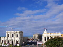正面から写してないのでちょっと分かりにくいですが、右側の建物がナショナルバンクです。　歴史のある建造物なので、近くまで見に行けば良かった!とちょっとだけ後悔してます…。