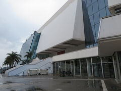 駅から1kmほど歩いて、カンヌ映画祭の会場、パレ=デ=フェスティバルに着きました。
もちろんここも「心を開いて」MVのロケ地です。