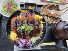 とりあえずお腹が空いたのでロープウェイ到着後ご飯を食べに展望レストランへ。
私が頼んだ味噌カツ丼。値段は1000円くらい。まあまあ美味しい。
デザートに鮎の形をしたお菓子までついてくるのがすごい。