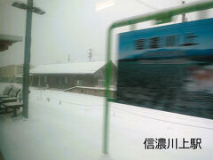 ■信濃川上駅
標高1138m、全JR駅で４番目に標高が高い駅。（小淵沢駅：886.7 m）
・1935年（昭和10）開業。
・1981年（昭和56）業務委託駅となる。
・1985年（昭和60）業務委託駅から直営駅に戻る。
・1991年（平成３） 簡易委託駅化。
・2021年（令和３） 新駅舎竣工。